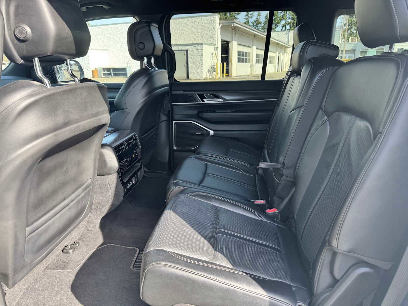 Used 2024 Jeep Wagoneer Series II w/ Flexible Seating Group image 18