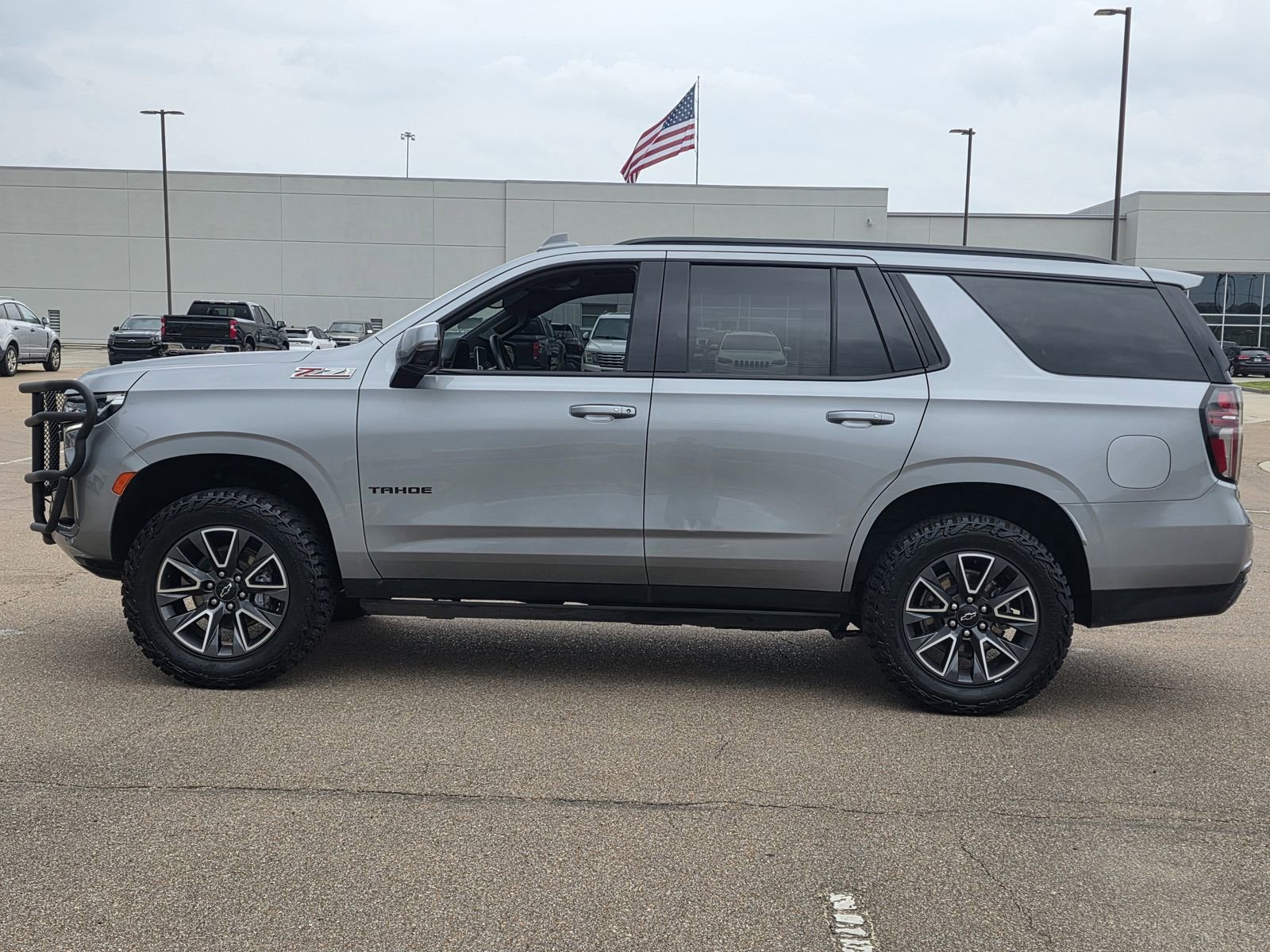 Used 2024 Chevrolet Tahoe Z71 w/ Luxury Package AWD/4WD image 8