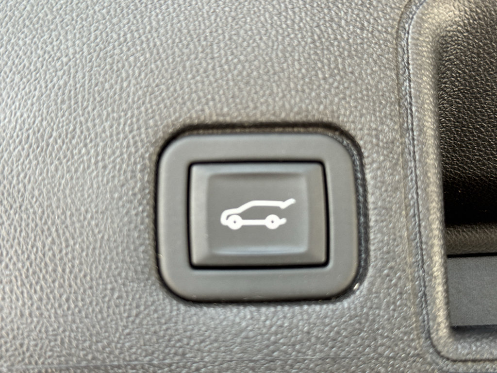 Used 2023 GMC Terrain SLE w/ Driver Convenience Package FWD image 21