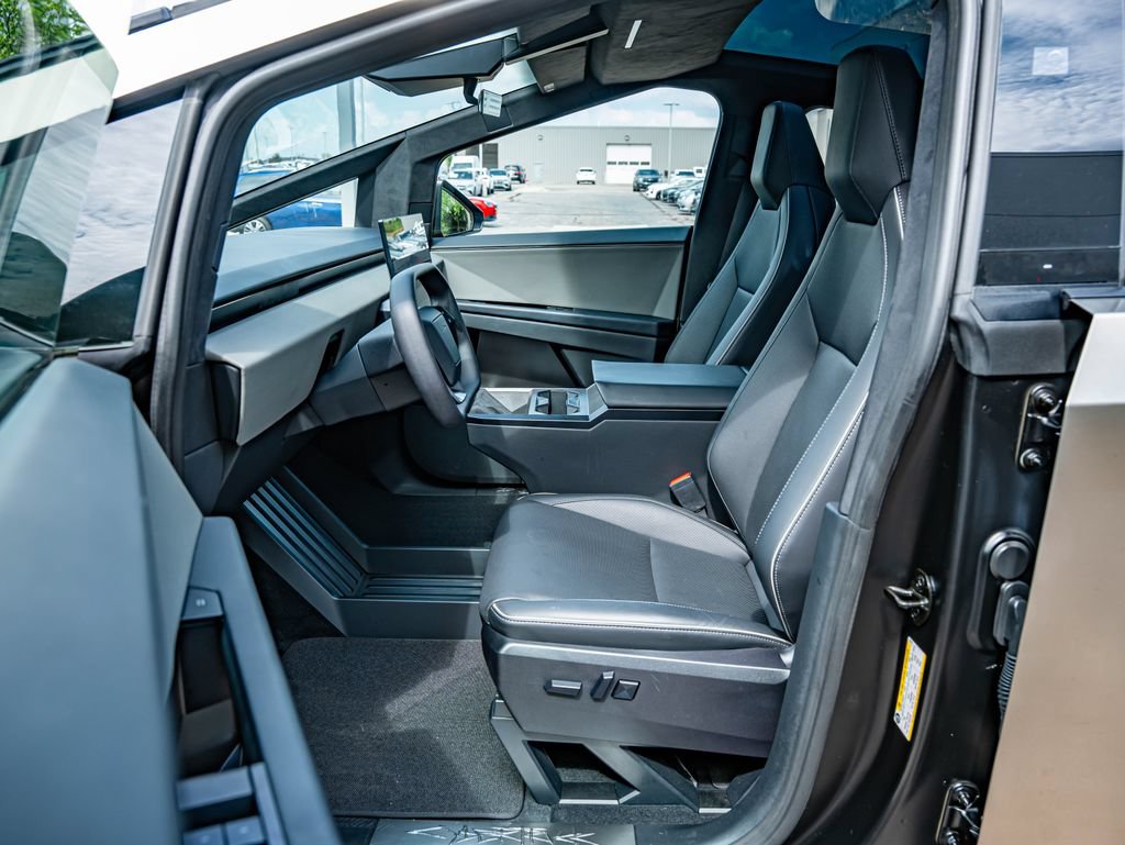 Used 2024 Tesla Cybertruck AWD Crew Cab image 28
