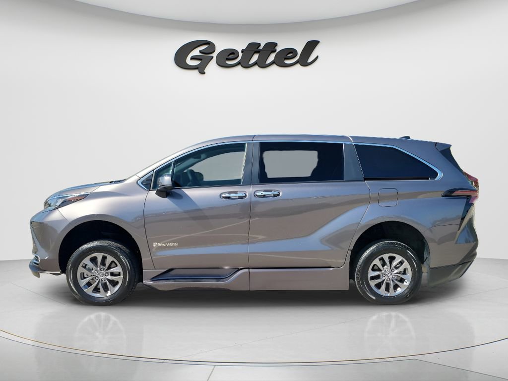 Used 2024 Toyota Sienna XLE FWD image 8