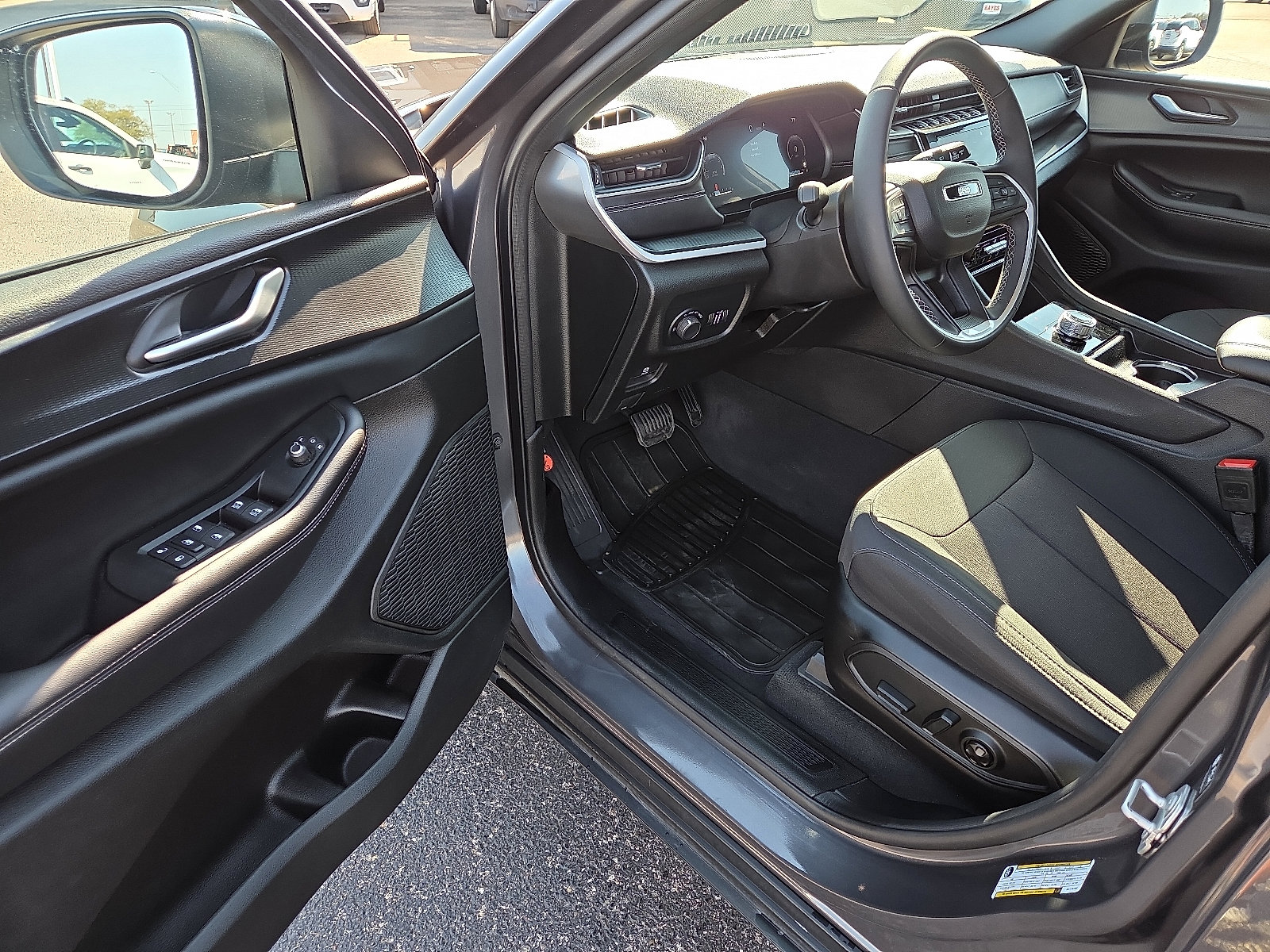 Used 2024 Jeep Grand Cherokee Laredo image 11