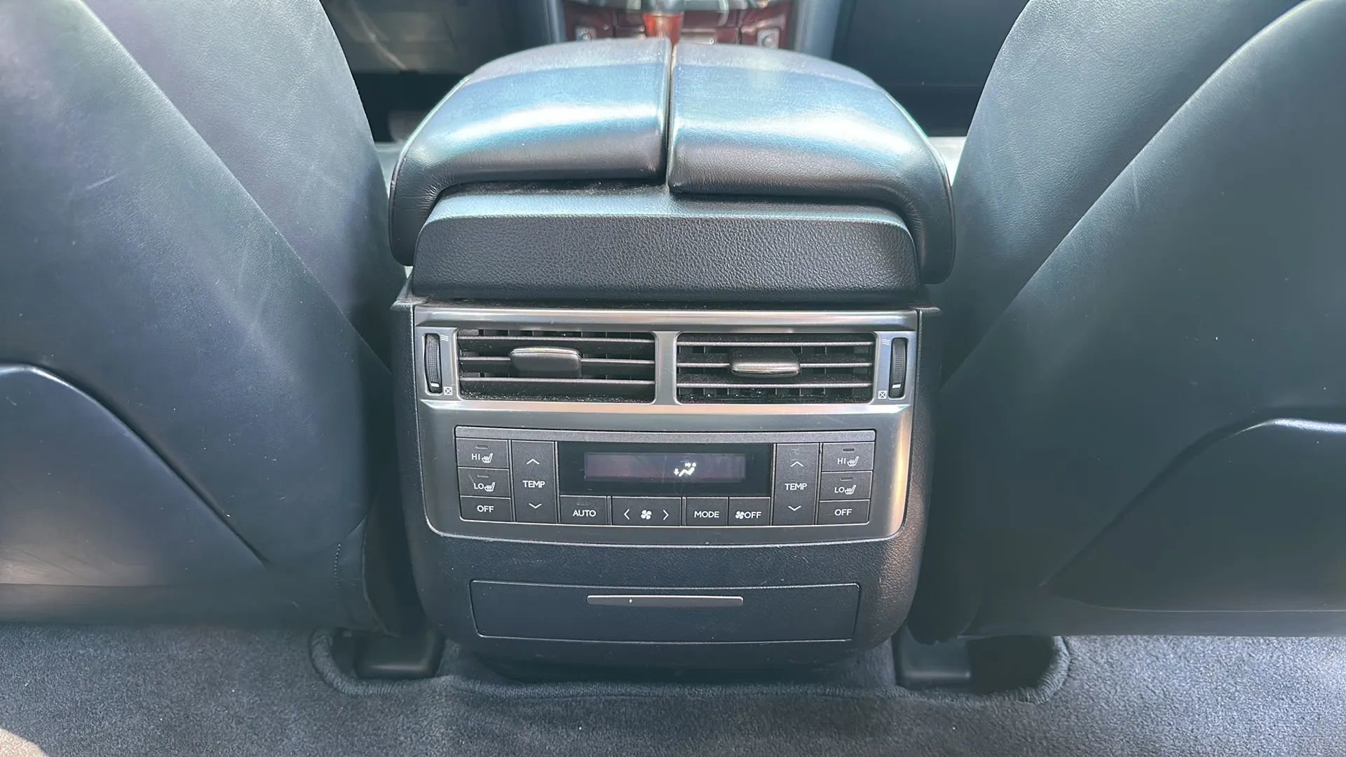 Used 2011 Lexus LX 570 4WD w/ Luxury Pkg image 29