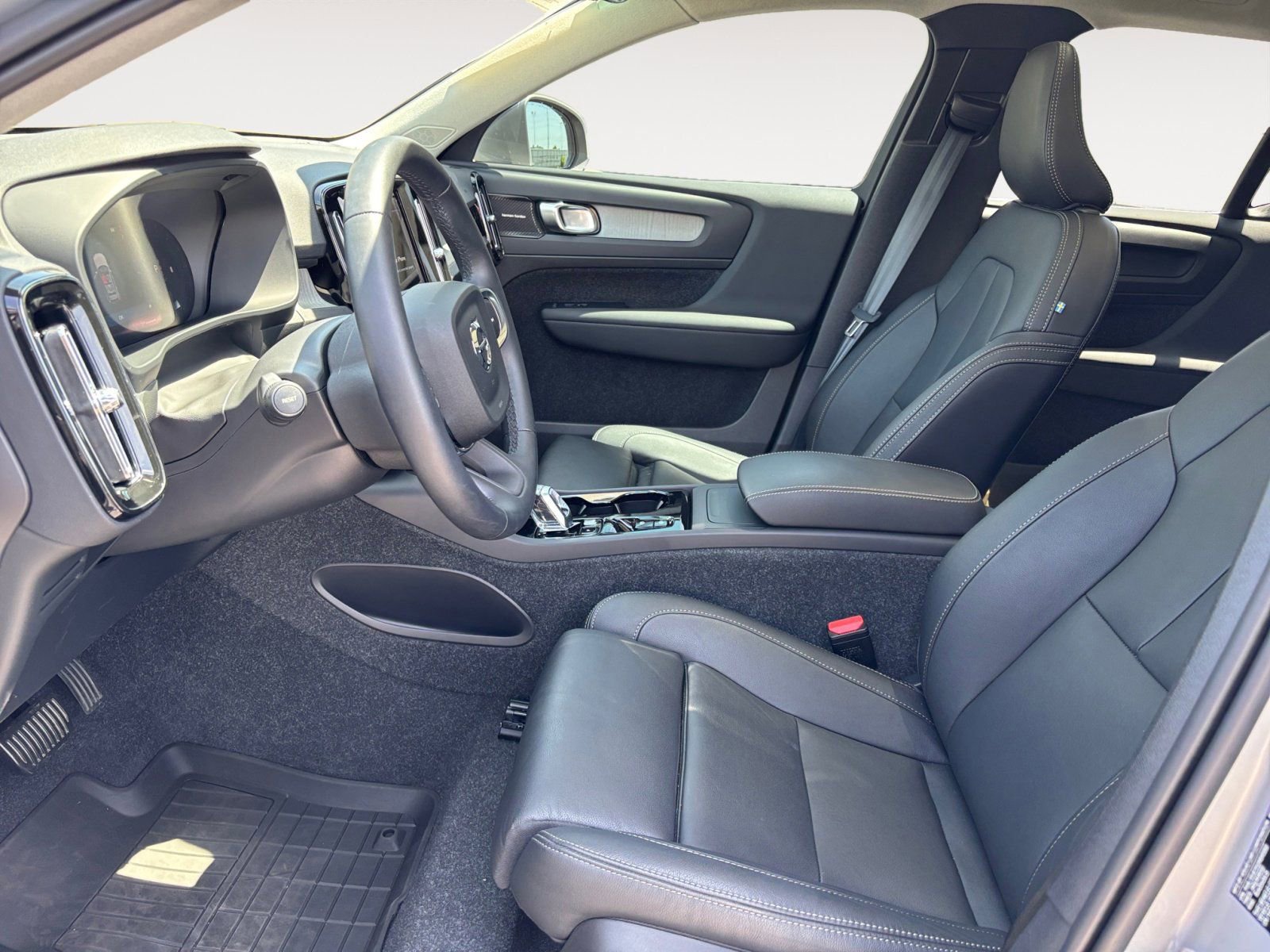 New 2025 Volvo XC40 B5 Plus w/ Protection Package Premier image 9