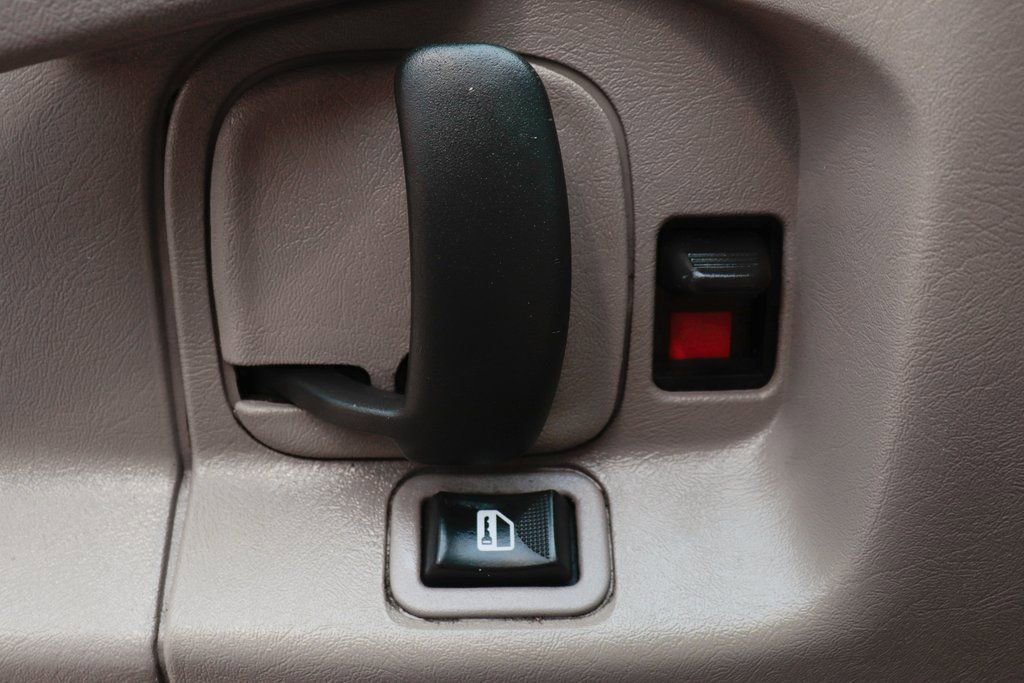 Used 2015 Chevrolet Express 4500 RWD image 23