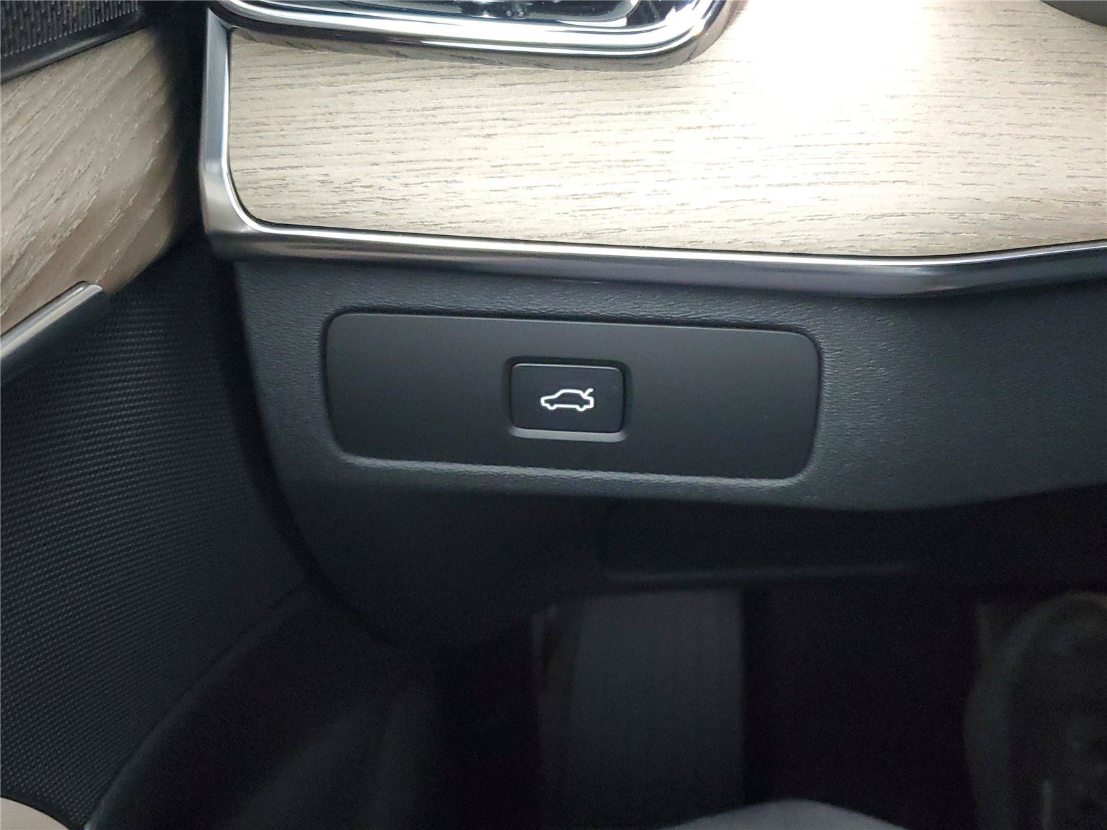 New 2026 Volvo XC90 B6 Plus w/ Protection Package Premier AWD/4WD image 35