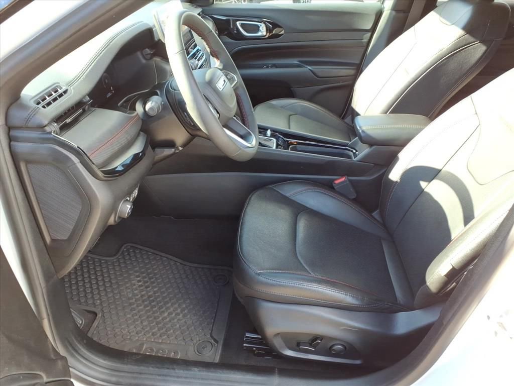 Used 2025 Jeep Compass Trailhawk w/ Trailhawk Elite Group image 11