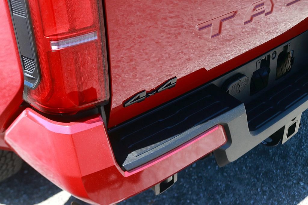 Used 2025 Toyota Tacoma TRD Off-Road AWD/4WD image 9