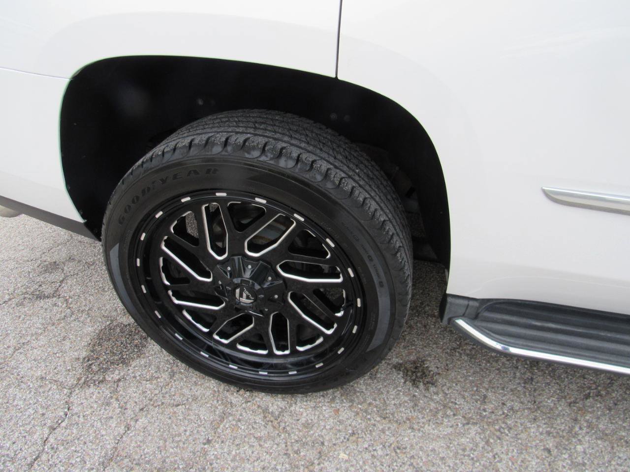 Used 2017 Cadillac Escalade Luxury AWD/4WD image 4