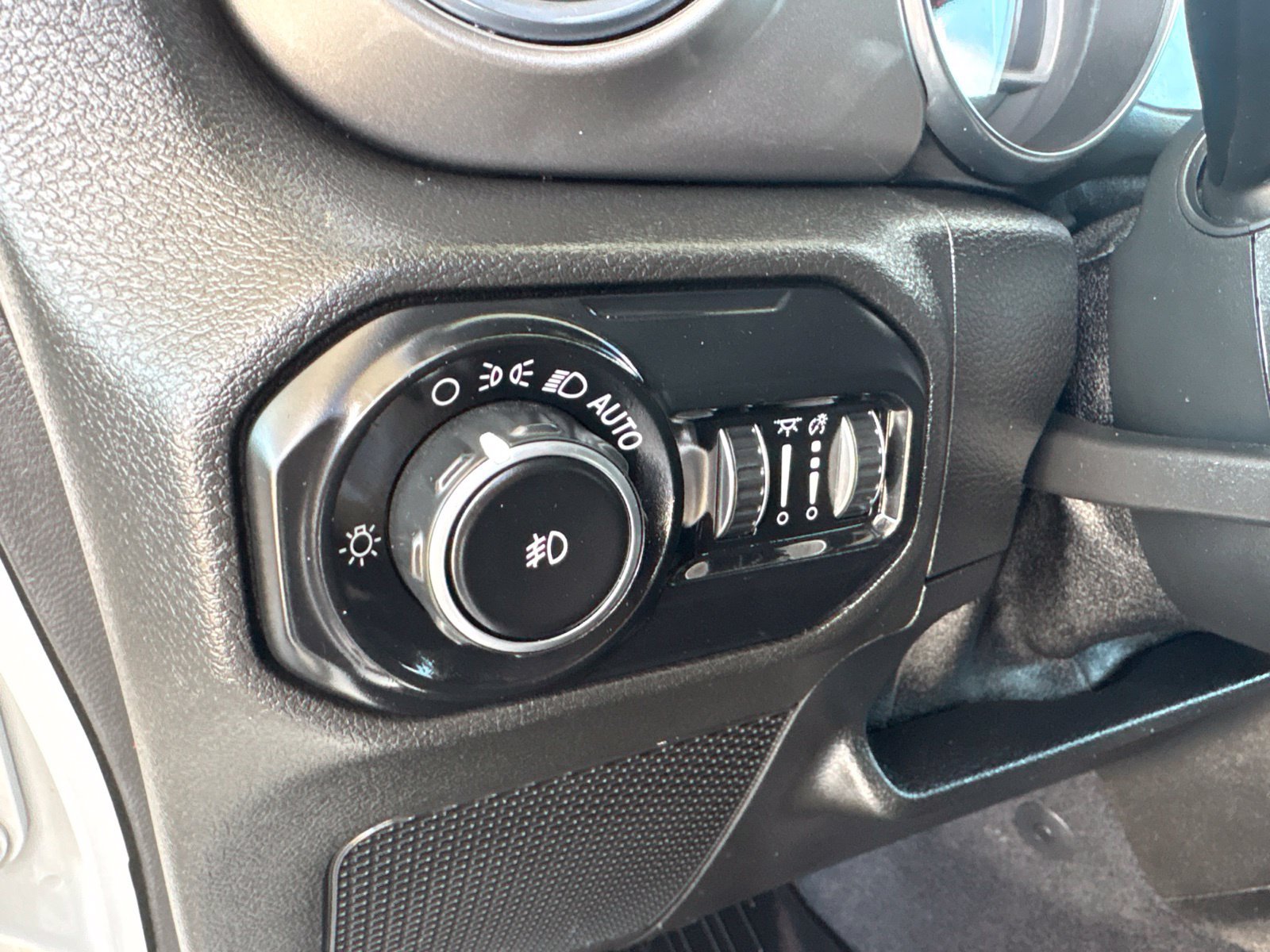 Used 2020 Jeep Wrangler Unlimited Sahara AWD/4WD image 12
