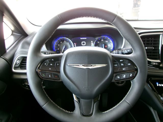 Used 2025 Chrysler Pacifica Limited image 9