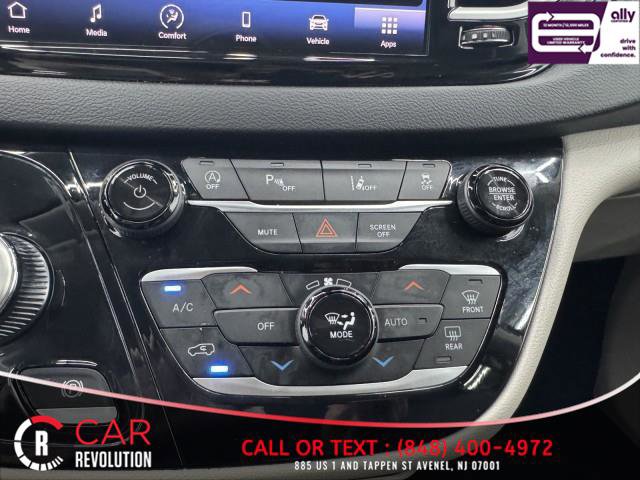 Used 2023 Chrysler Pacifica Touring-L FWD image 34