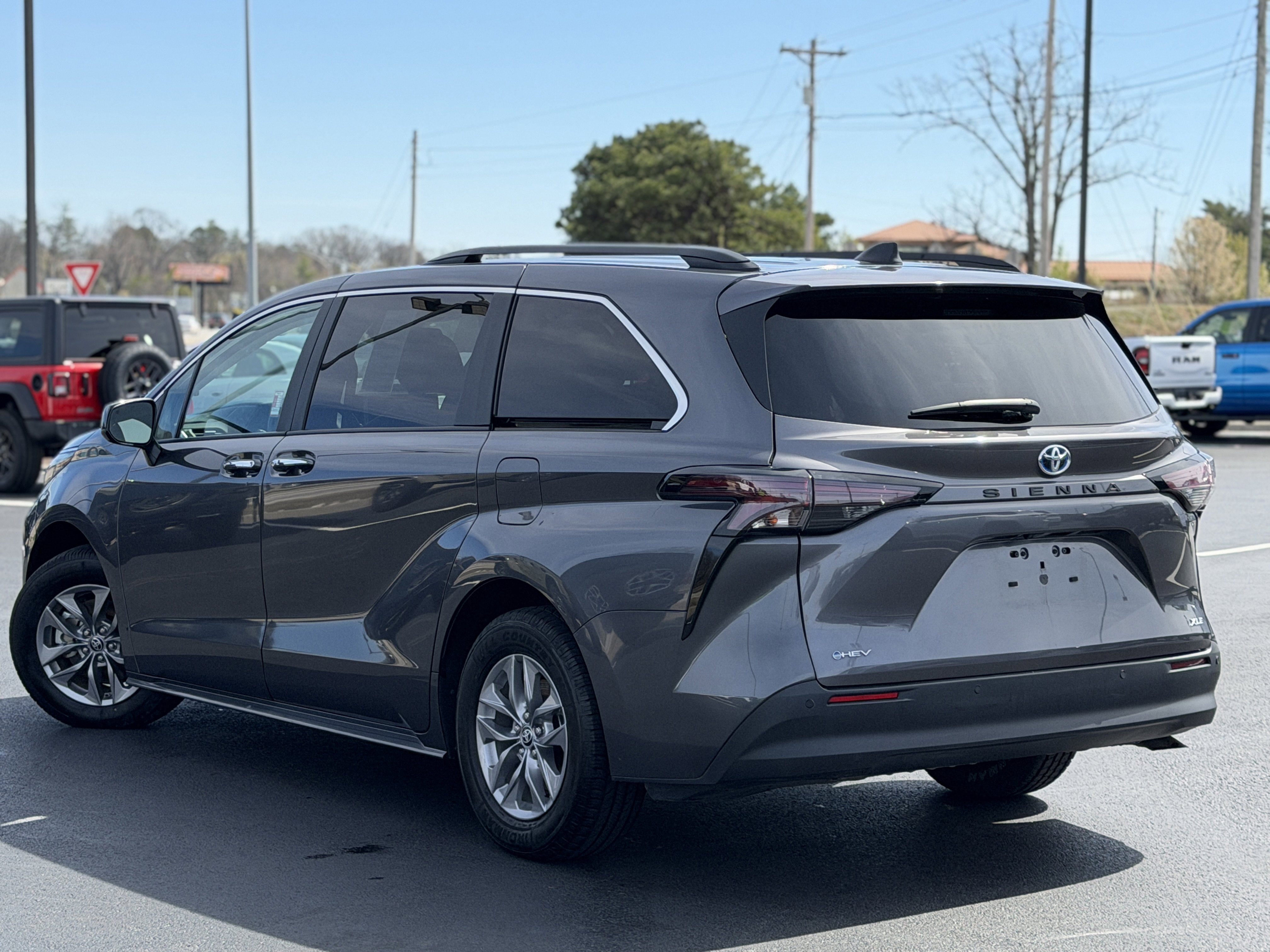 Used 2025 Toyota Sienna XLE FWD image 7