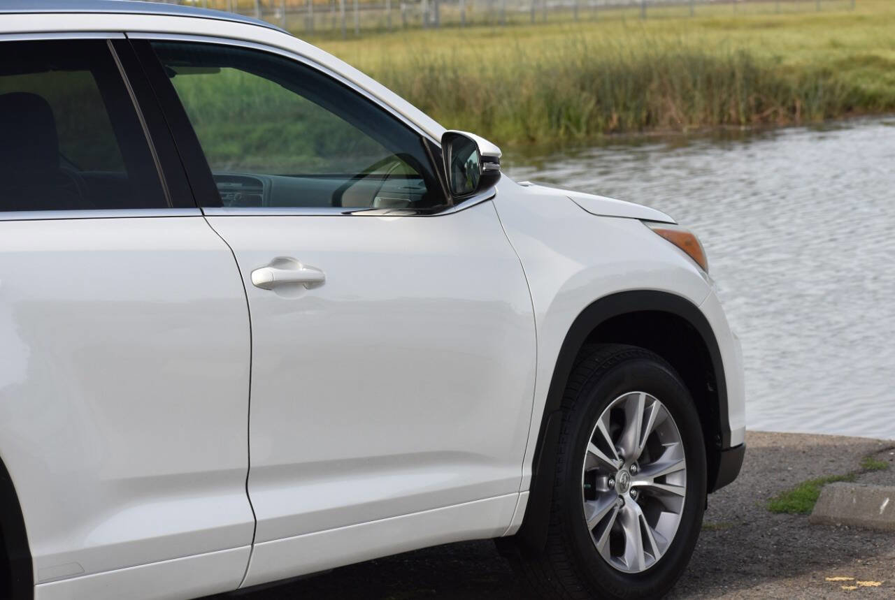 Used 2015 Toyota Highlander XLE AWD/4WD image 14