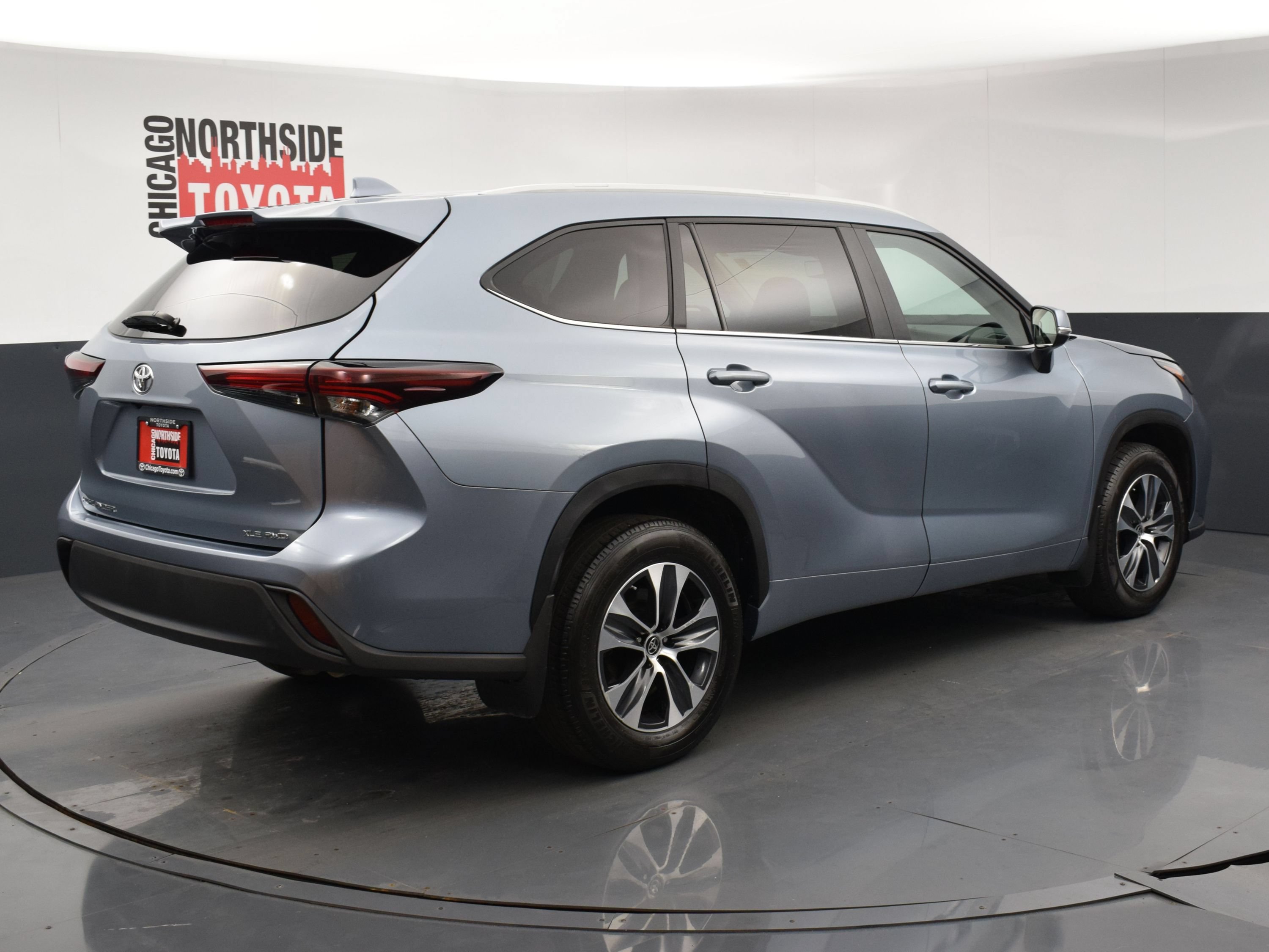 Used 2024 Toyota Highlander XLE AWD/4WD image 4
