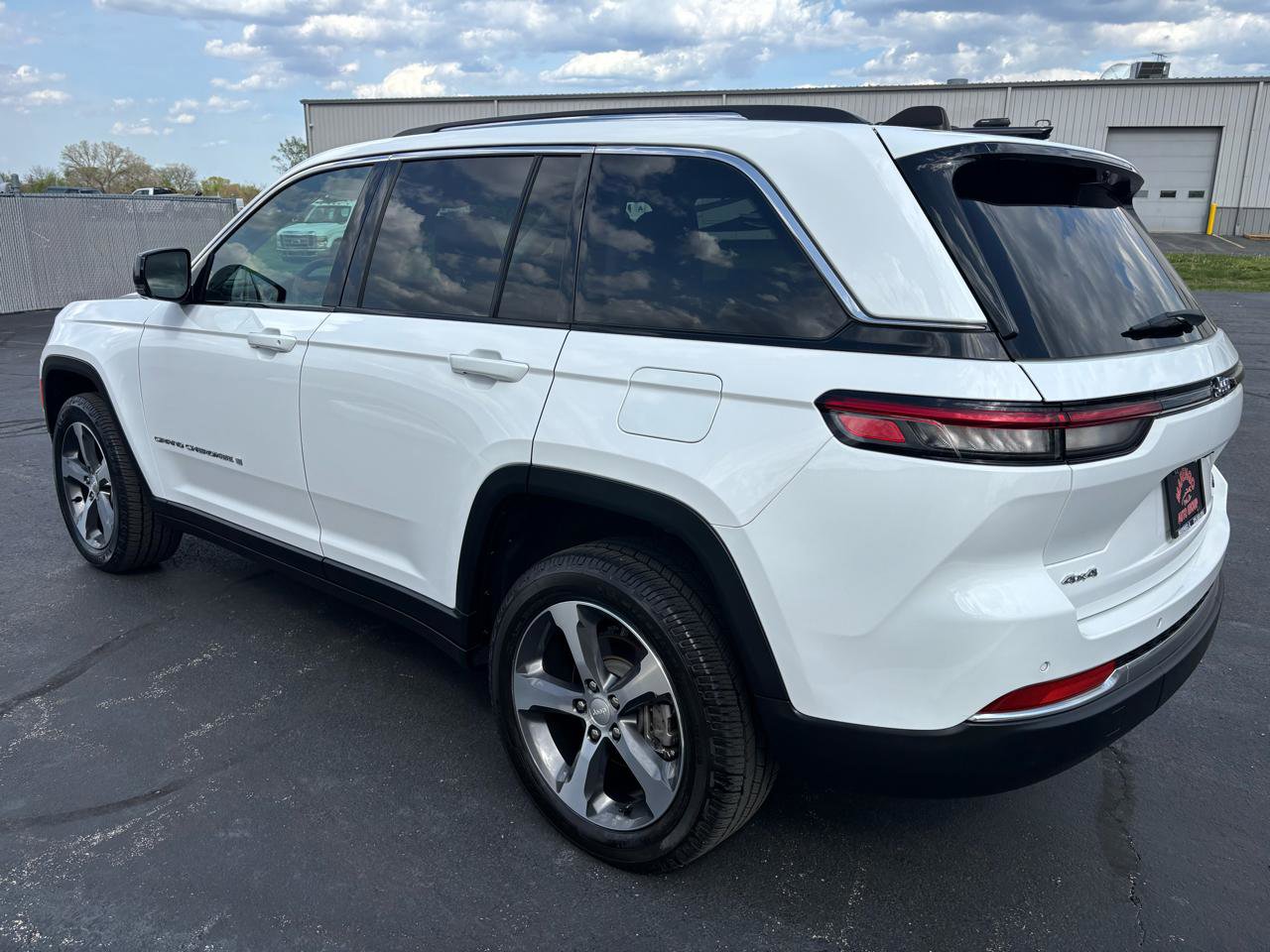 Used 2023 Jeep Grand Cherokee Limited w/ Luxury Tech Group II AWD/4WD image 5