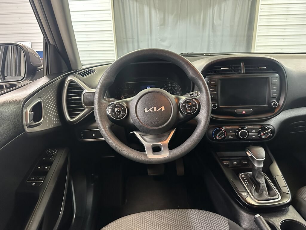 Used 2022 Kia Soul LX FWD image 2