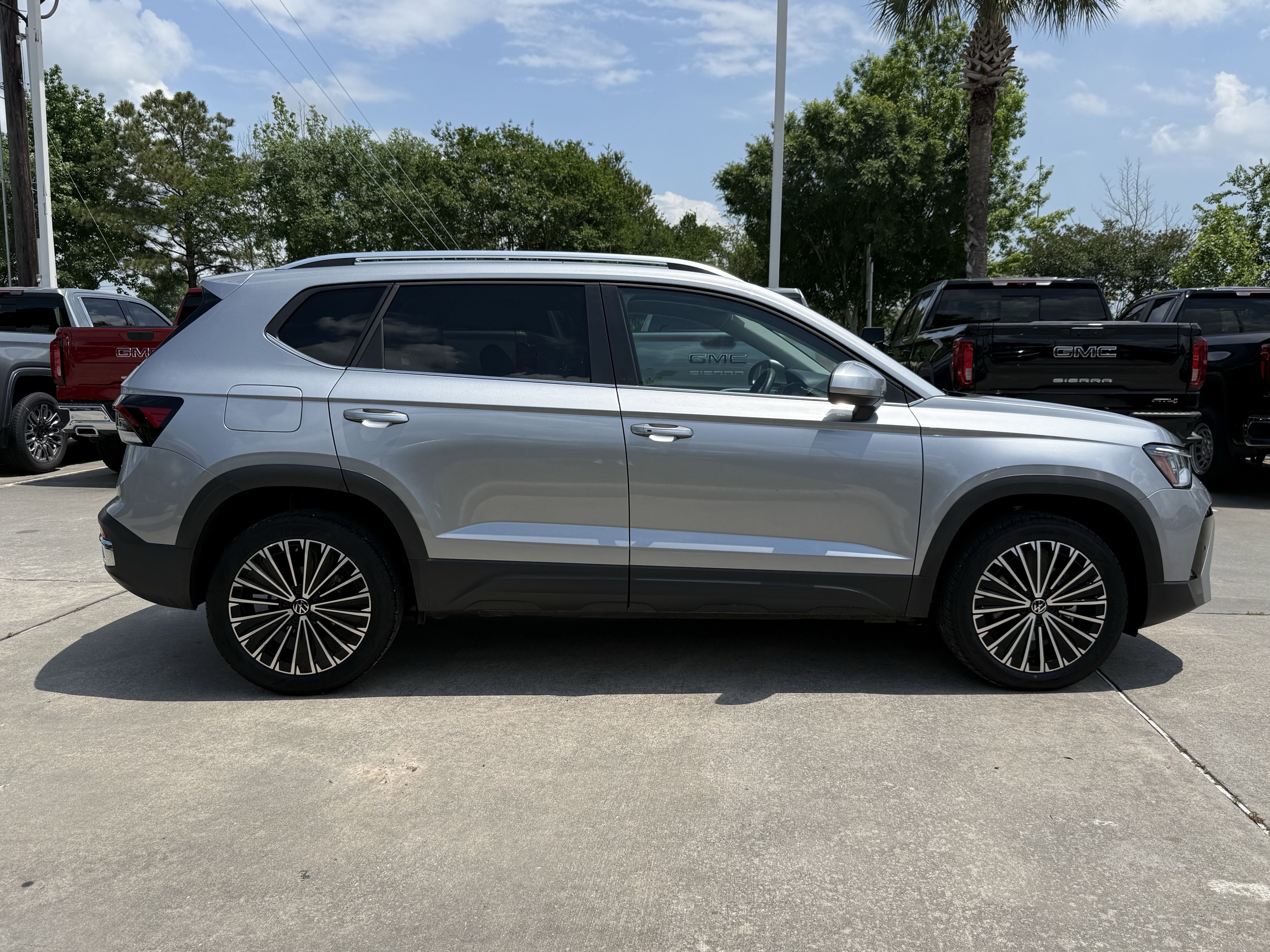 Used 2025 Volkswagen Taos SE FWD image 3