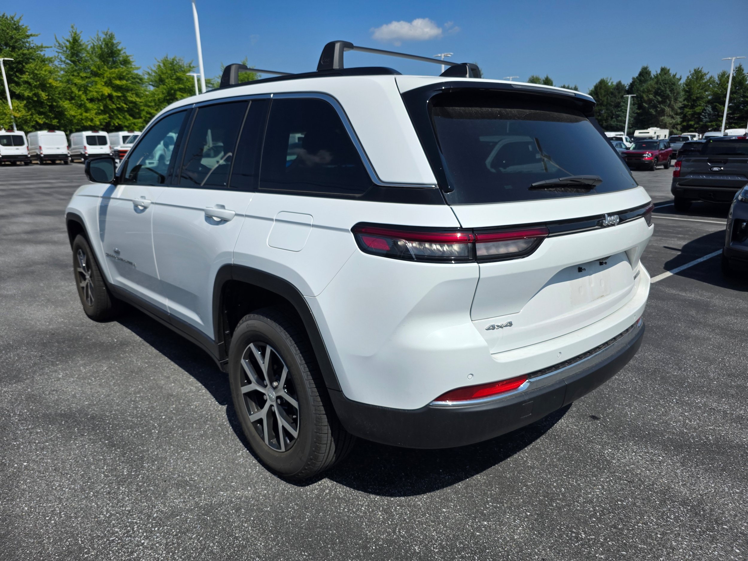 Used 2025 Jeep Grand Cherokee Limited AWD/4WD image 3