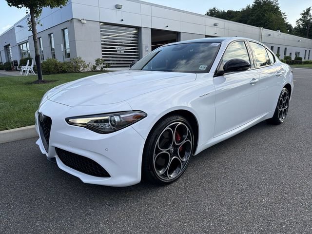 Used 2023 Alfa Romeo Giulia Veloce AWD/4WD image 4
