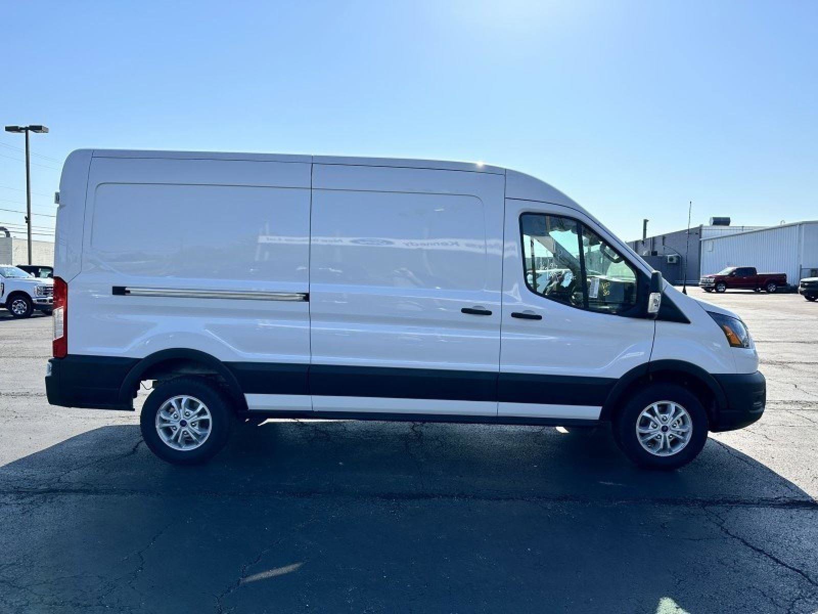Used 2023 Ford E-Transit Medium Roof image 4