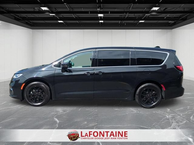 Used 2023 Chrysler Pacifica Touring-L FWD image 2