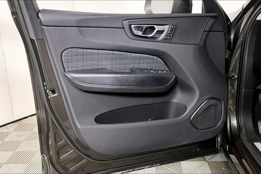 Used 2022 Volvo XC60 B5 Momentum image 23