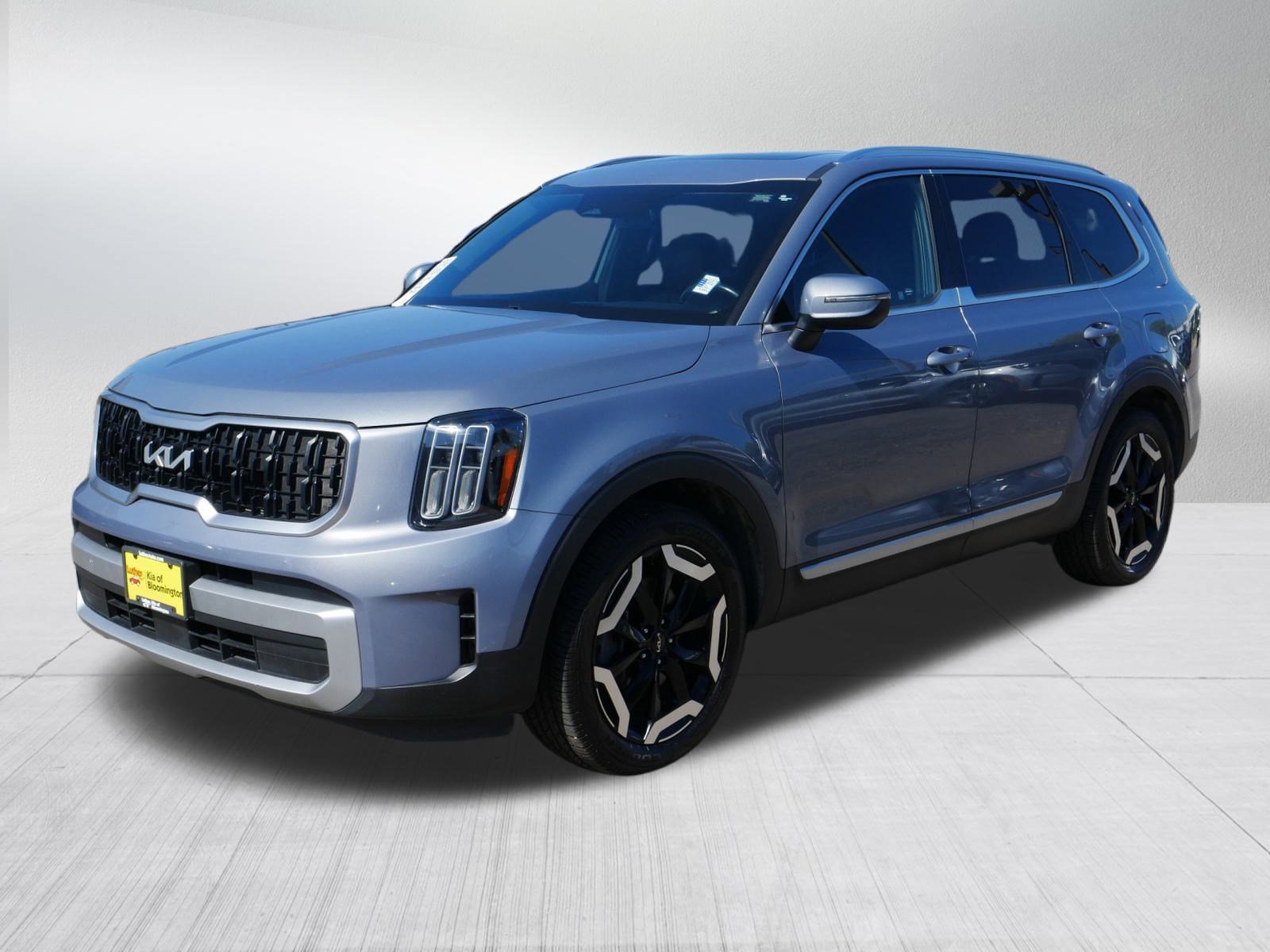 Used 2023 Kia Telluride EX w/ EX Captain's Chair Package image 3