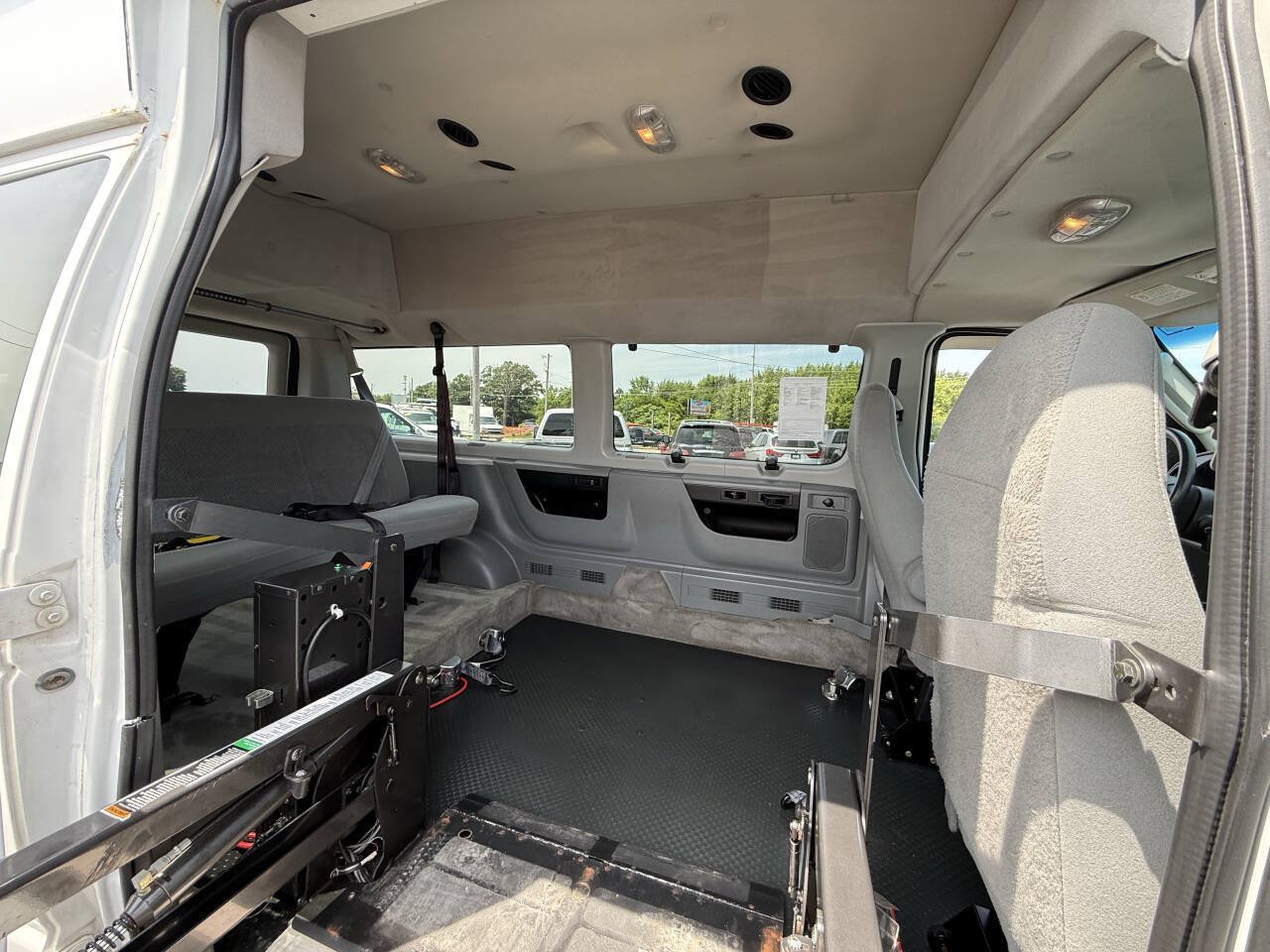 Used 2006 Ford E-350 and Econoline 350 XL RWD image 20
