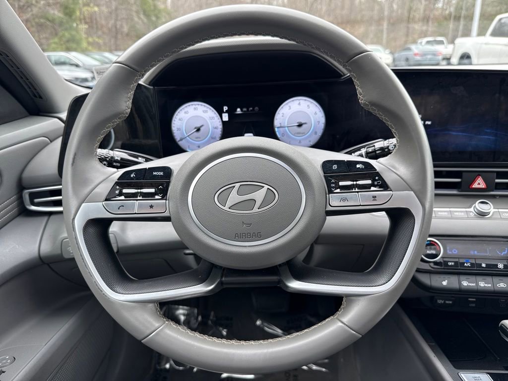Used 2025 Hyundai Elantra SEL image 17