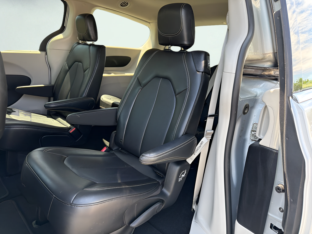 Used 2024 Chrysler Pacifica Touring-L FWD image 18