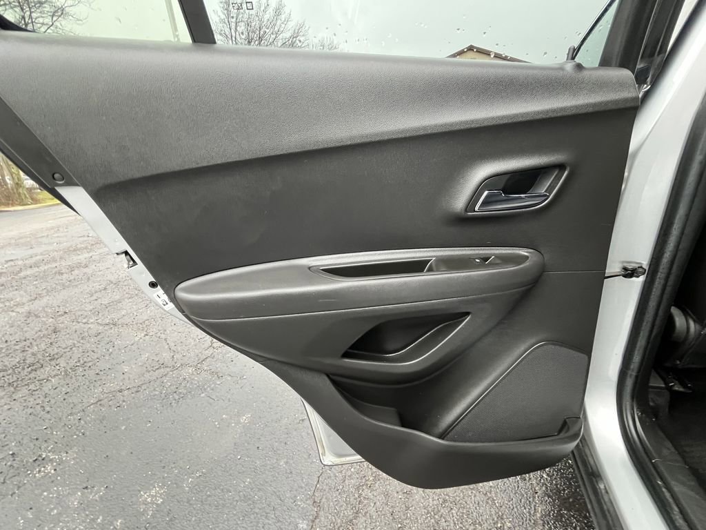 Used 2018 Chevrolet Trax LT w/ LT Convenience Package image 16