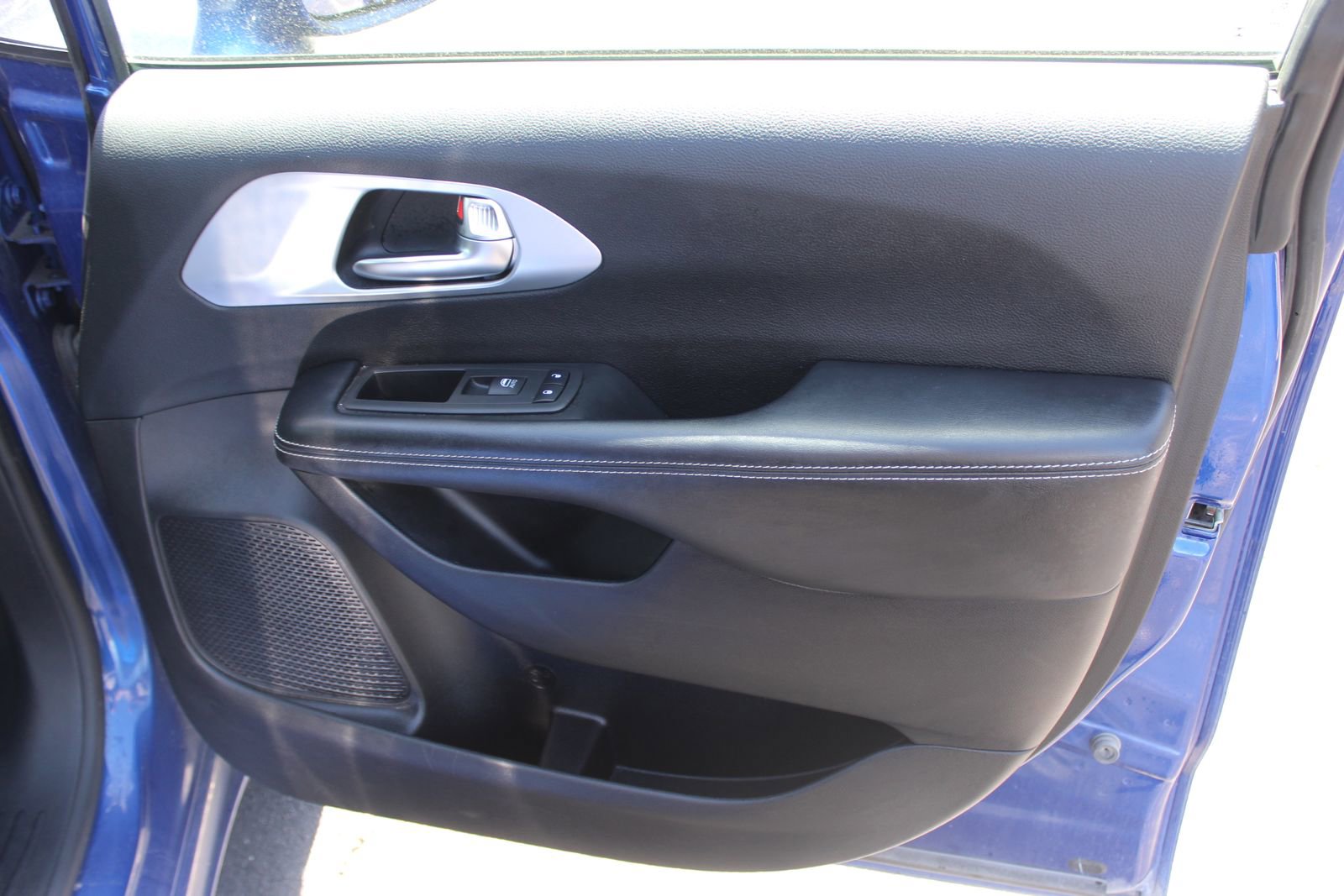 Used 2021 Chrysler Pacifica Touring-L w/ Uconnect Theater Family Group FWD image 11