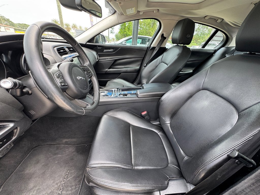 Used 2018 Jaguar XE Premium image 11