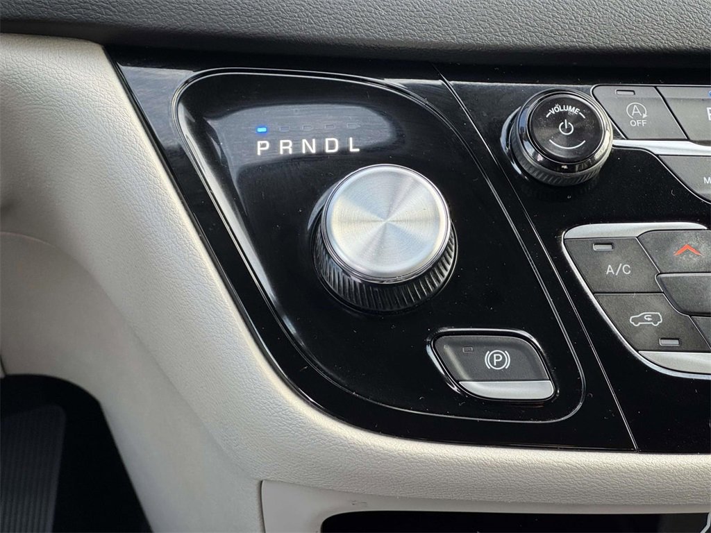 Used 2024 Chrysler Pacifica Touring-L image 6