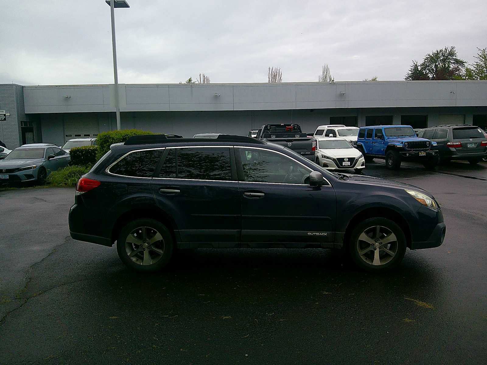 Used 2014 Subaru Outback 2.5i Limited AWD/4WD image 6