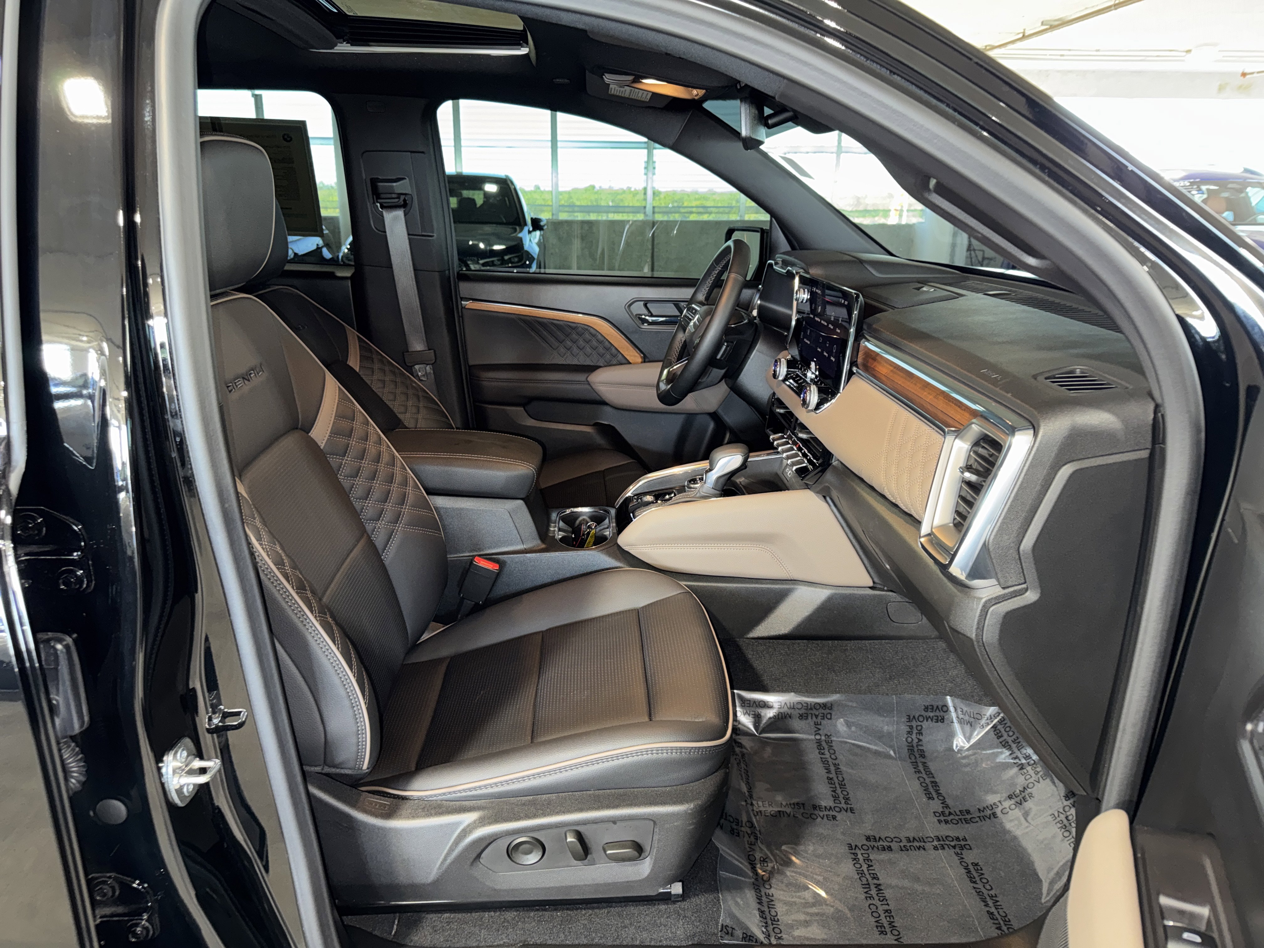 Used 2025 GMC Canyon Denali image 10