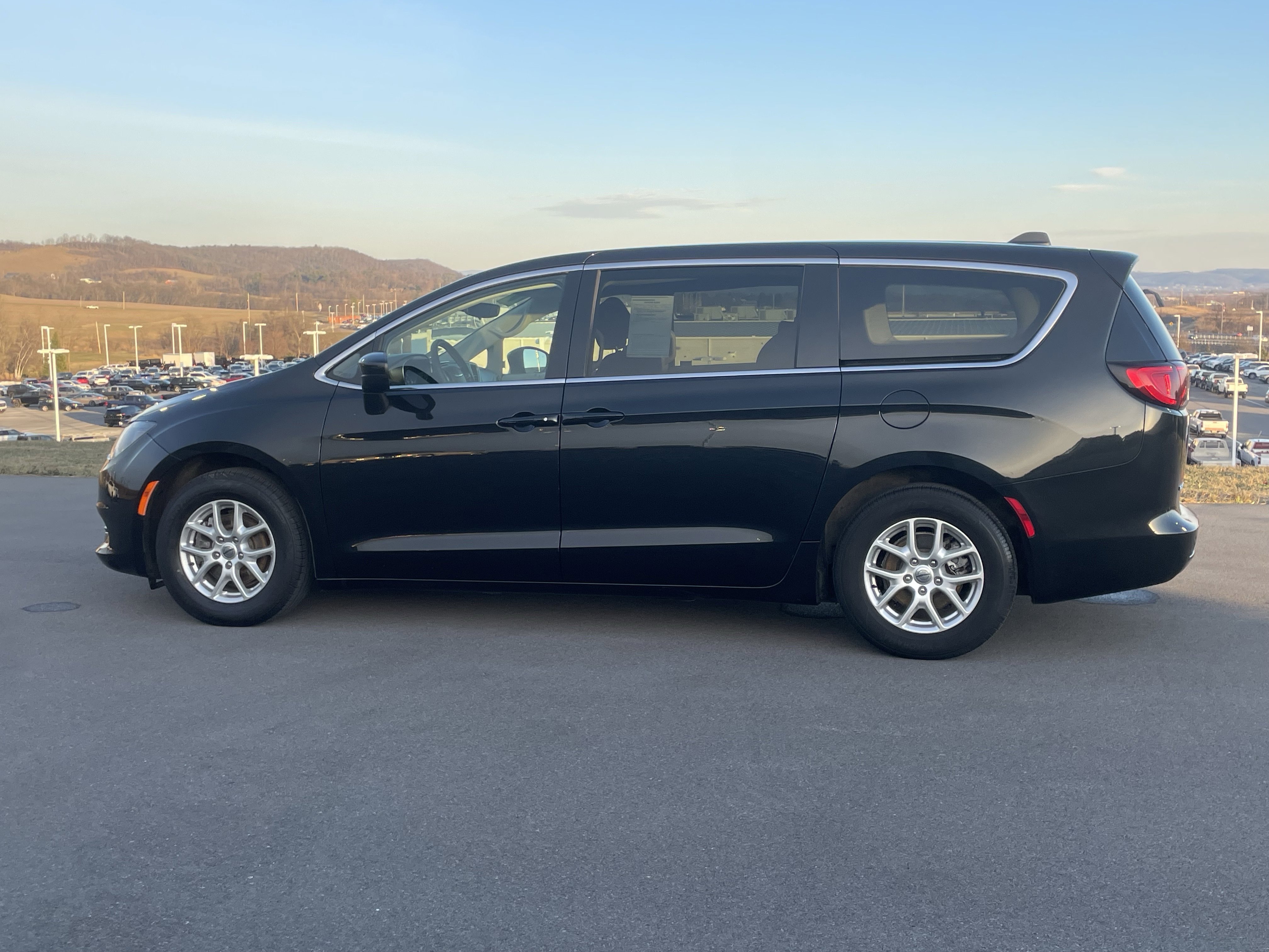 Used 2022 Chrysler Voyager LX image 7