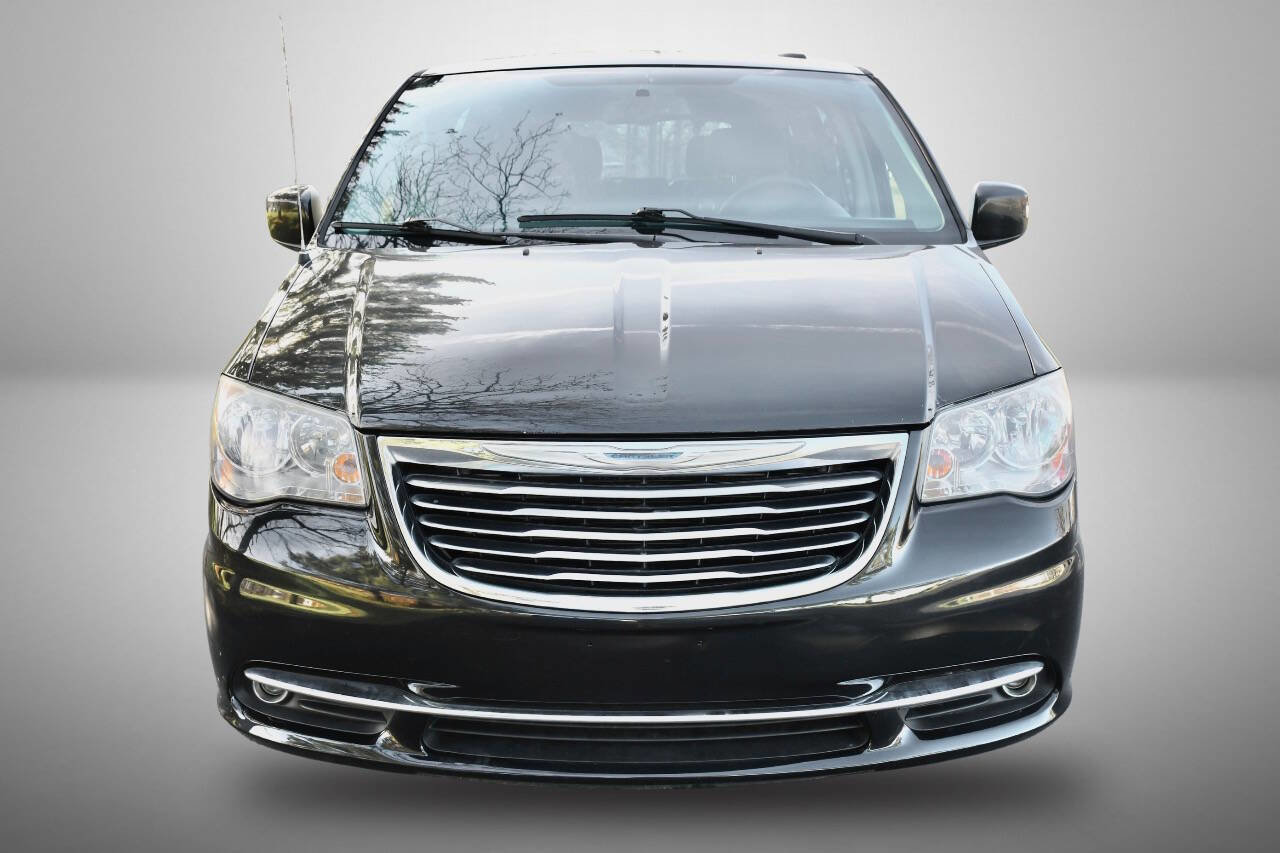 Used 2015 Chrysler Town & Country Touring FWD image 10