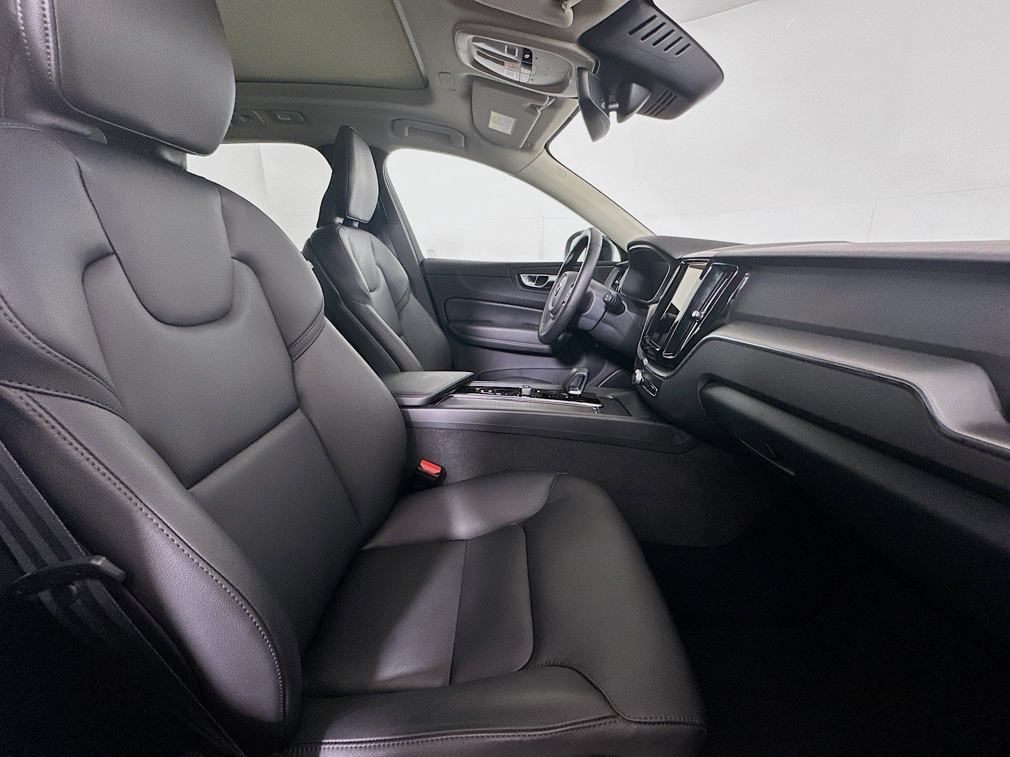 Used 2025 Volvo XC60 B5 Core image 32