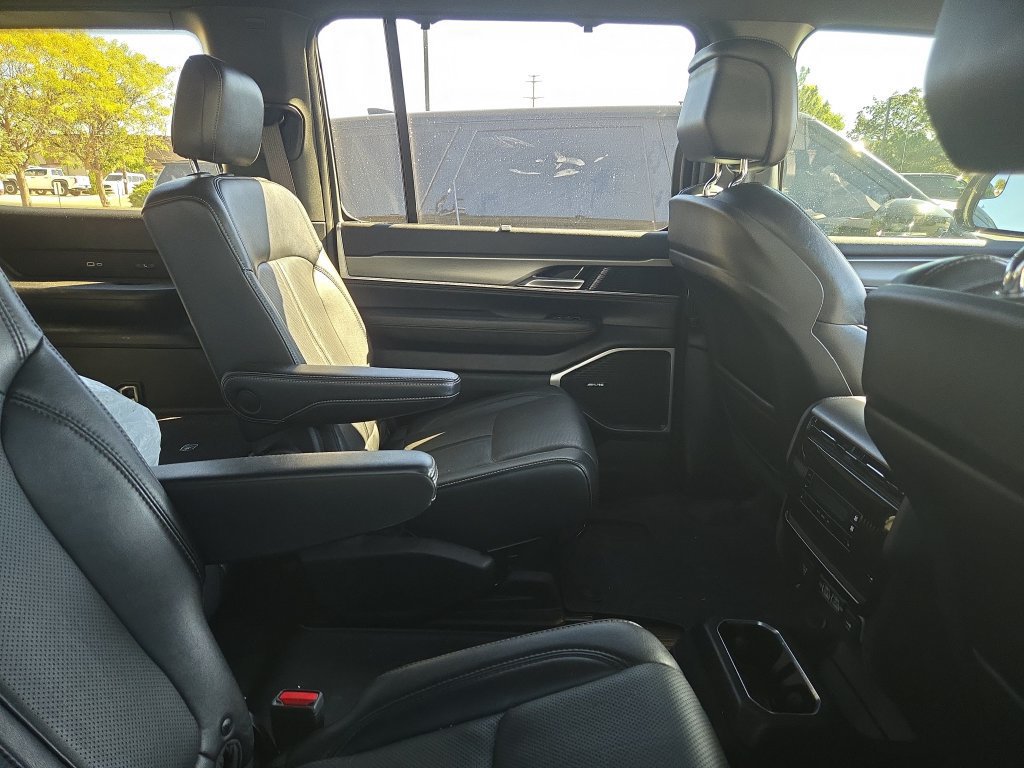 Used 2023 Jeep Wagoneer Series II w/ Convenience Group I AWD/4WD image 5