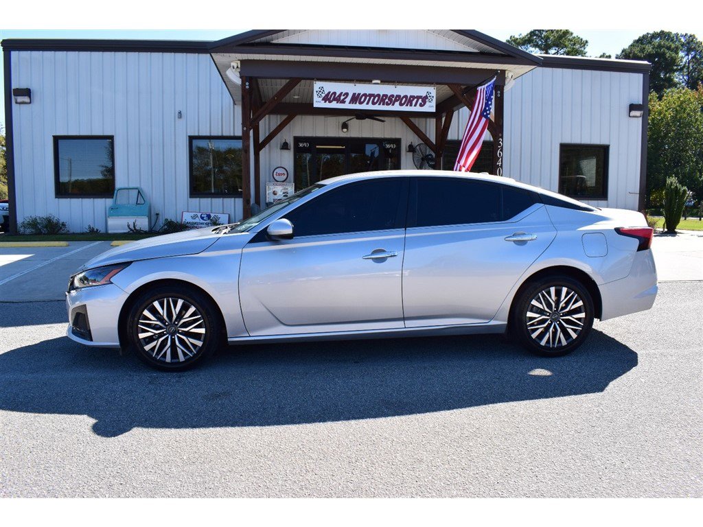 Used 2023 Nissan Altima 2.5 SV image 2