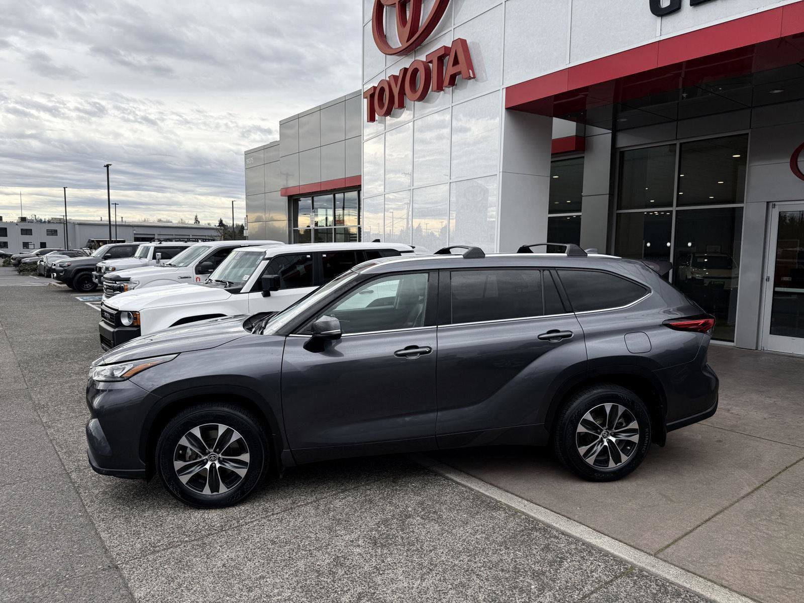 Certified 2020 Toyota Highlander XLE image 3