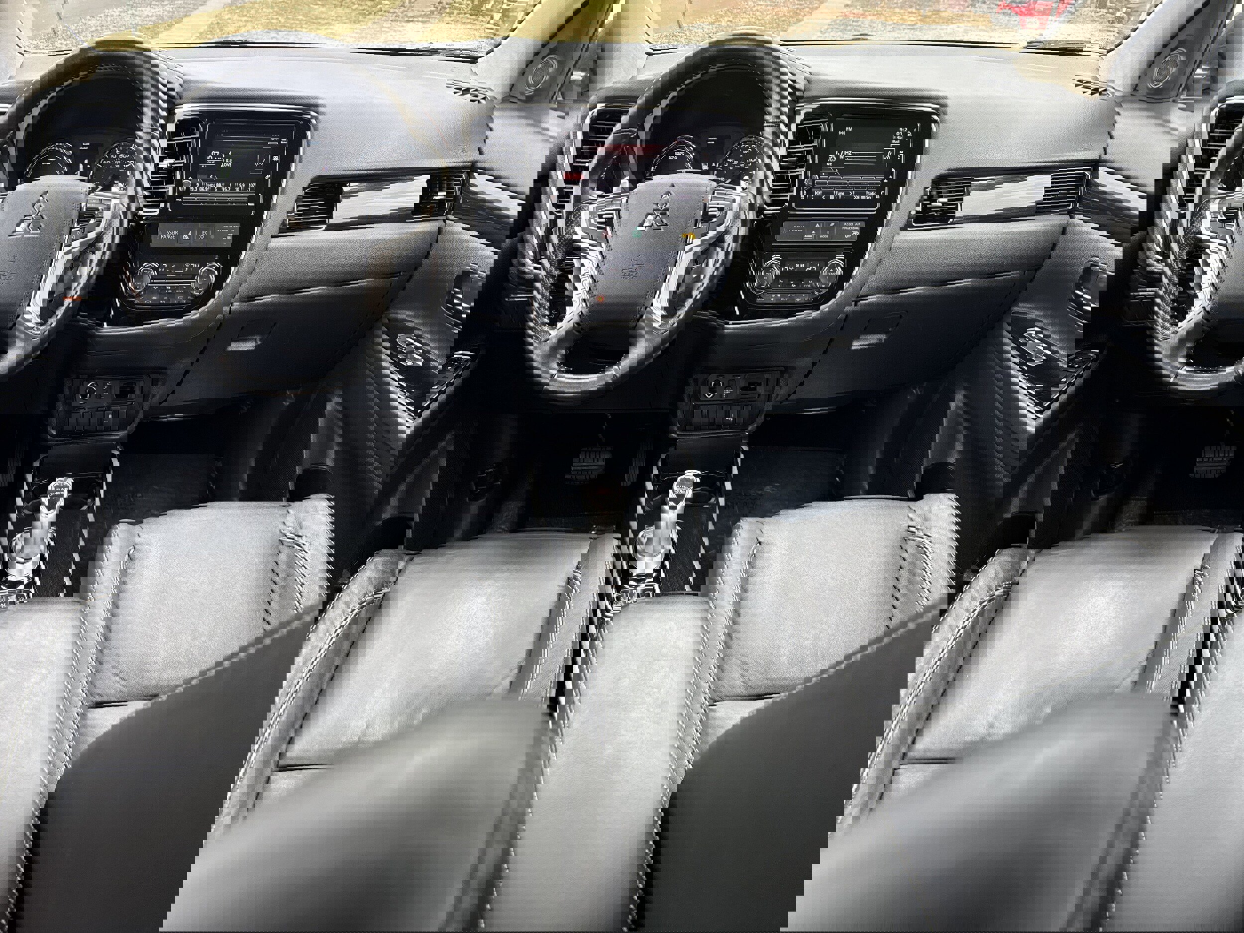 Used 2018 Mitsubishi Outlander SEL image 17