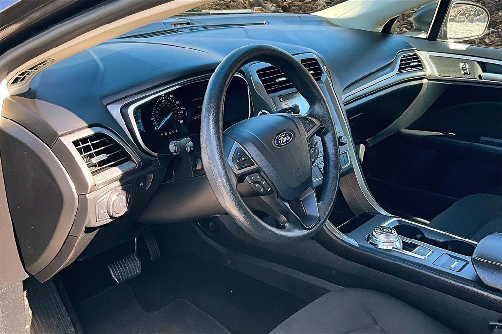 Used 2019 Ford Fusion SE image 12