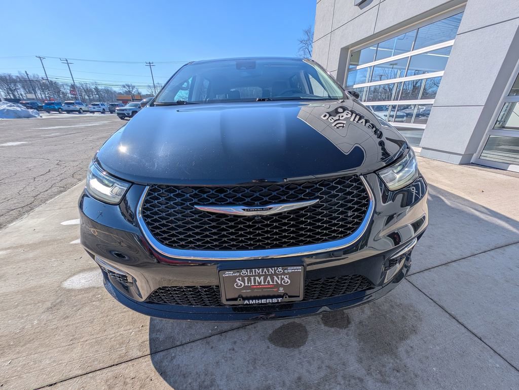 Used 2024 Chrysler Pacifica Touring-L image 9