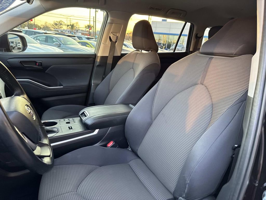 Used 2023 Toyota Highlander LE image 17