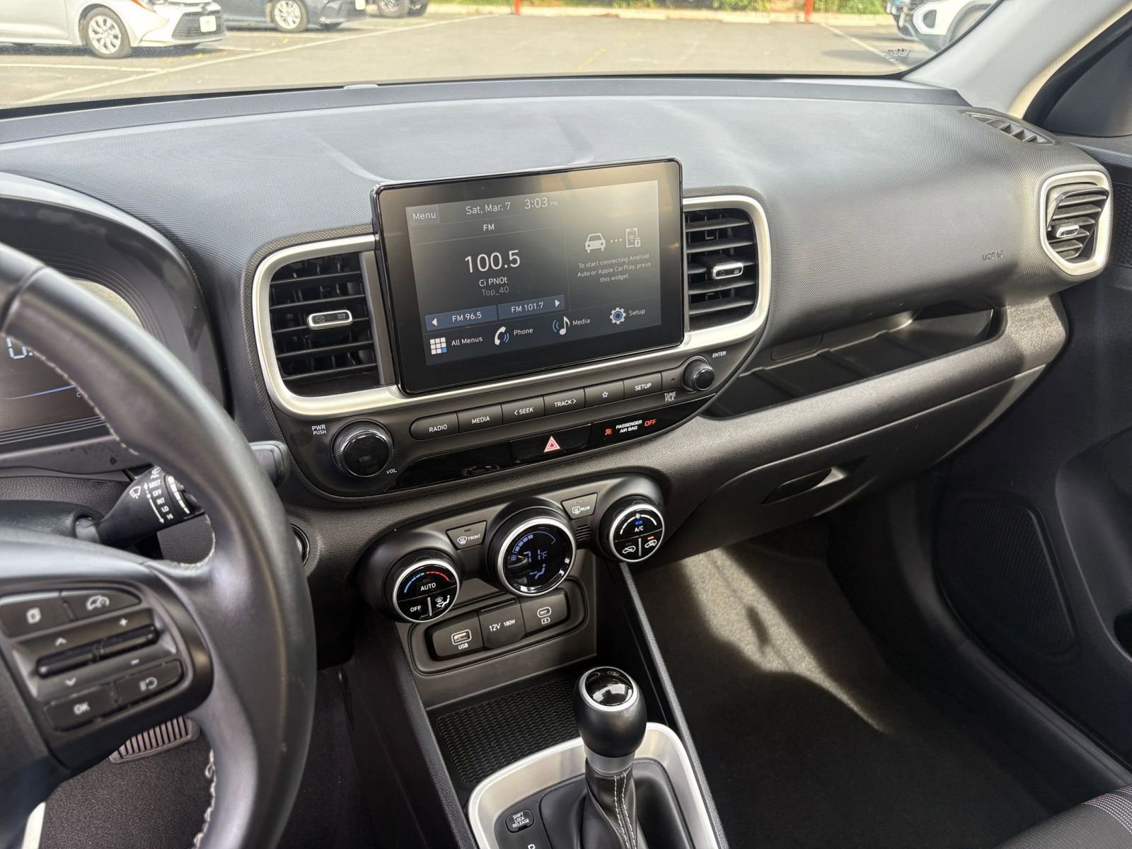 Used 2025 Hyundai Venue SEL image 17