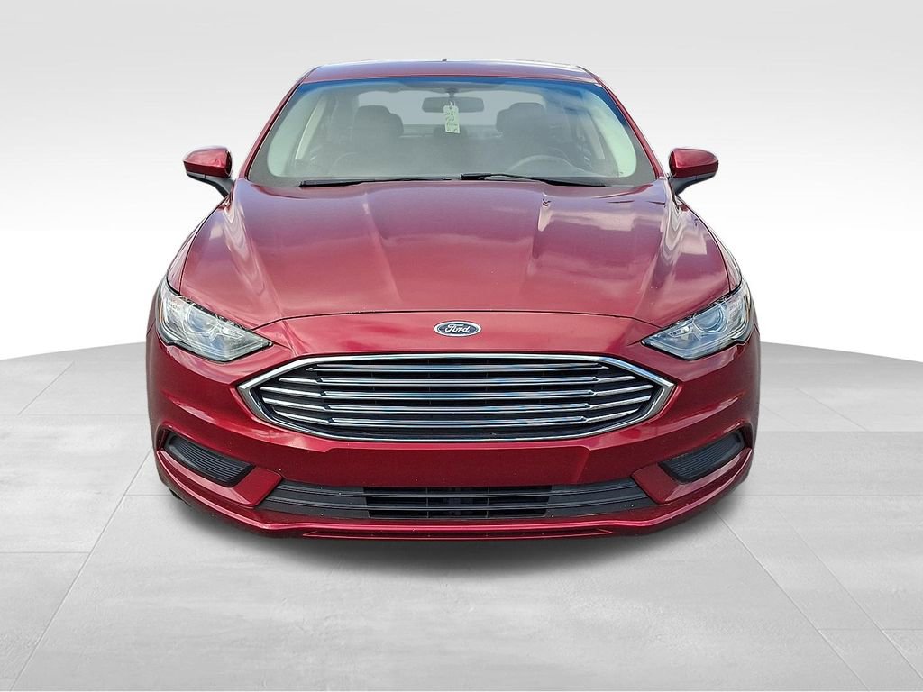 Used 2017 Ford Fusion SE w/ Fusion SE Technology Package FWD image 2