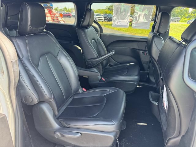 Certified 2024 Chrysler Pacifica Limited FWD image 14
